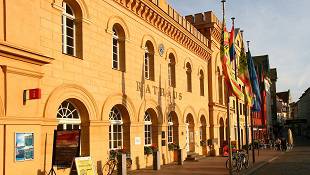 rathaus_marktplatz_tourist-Information_co_Marieke_Sobiech_weltweit_310x175