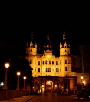 Schlossportal Nacht 03-310x350