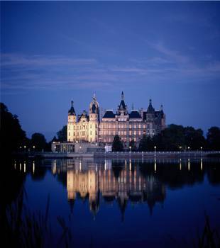 Schweriner_Schloss_bei_Nacht_310x350
