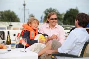 Familie auf dem Boot. Foto: A. Duerst, STUDIO 301