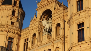 Niklotstandbild am Schloss Schwerin
