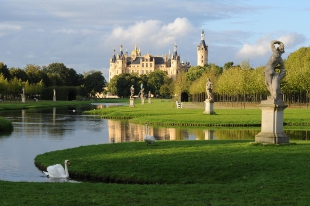 Schloss mit Schwan (C) Andreas Duerst STUDIO 301