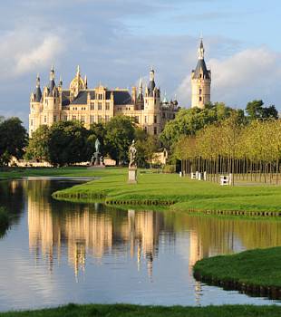 Der Schlossgarten mit seinen großen Wasserflächen